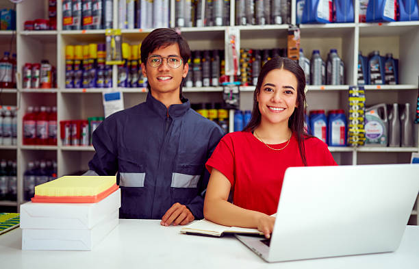 مکانیکهایی که در پیشخوان فروشگاه لوازم یدکی به مشتری لبخند میزنند، نمادی از فروشگاه اینترنتی لوازم یدکی و مدیریت هوشمند قطعات در کرج