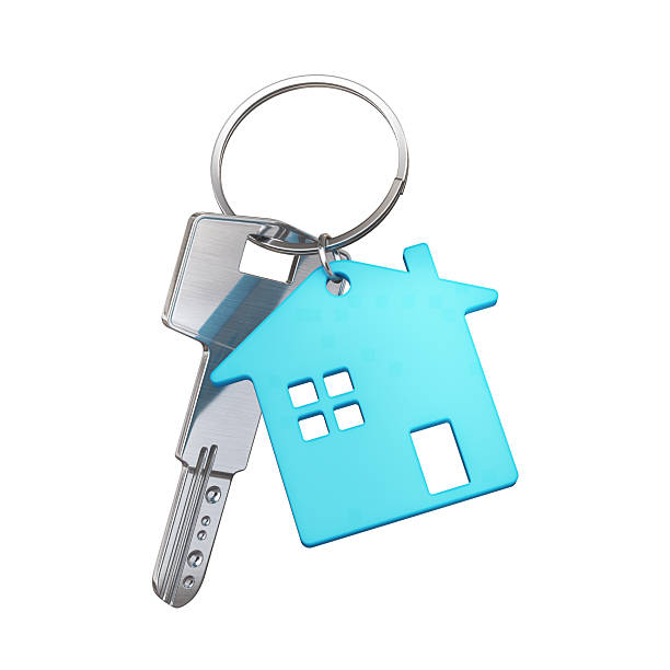 کلیدهای فلزی روی جا کلیدی خانهشکل پلاستیکی، نمادی از راهکارها و کلیدهای موفقیت در برندینگ دیجیتال و طراحی سایت D2C برای فیروزه