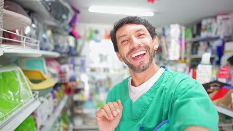 بازاریابی دیجیتال دامپزشکی در گرگان - مرد میانسال در حال ولاگینگ در پت شاپ