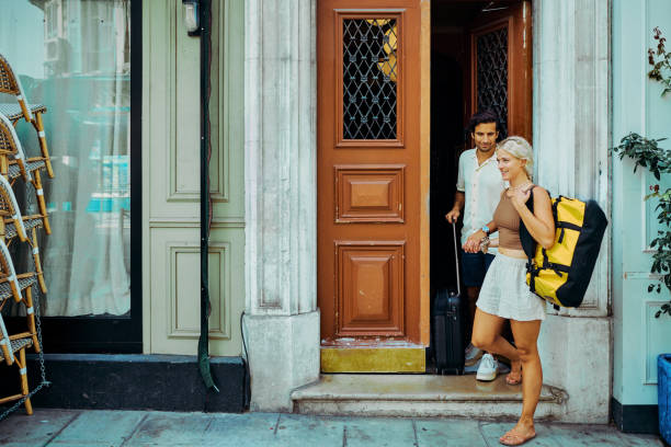 زوج جوان در سفر اقتصادی به یزد، لذت بردن از زیباییهای طبیعی و فرهنگی - روایت دیجیتال خانههای خشتی یزد