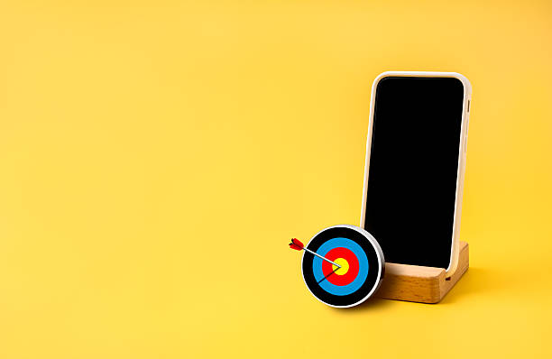 مشاوره سئو و استراتژی دیجیتال مارکتینگ - صفحه موبایل با نماد هدف و پیکان که به مرکز هدف خورده است