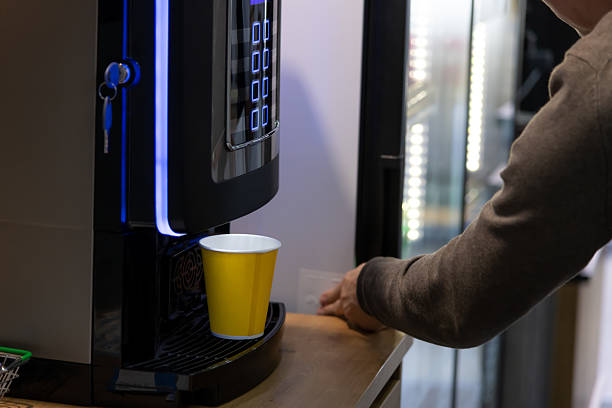 تحول برندینگ دیجیتال و تجربه کاربری (UX) کترینگهای اصفهان با طراحی سایت مبتنی بر واقعیت افزوده (AR) - دستگاه قهوه مدرن در یک کافی شاپ دنج