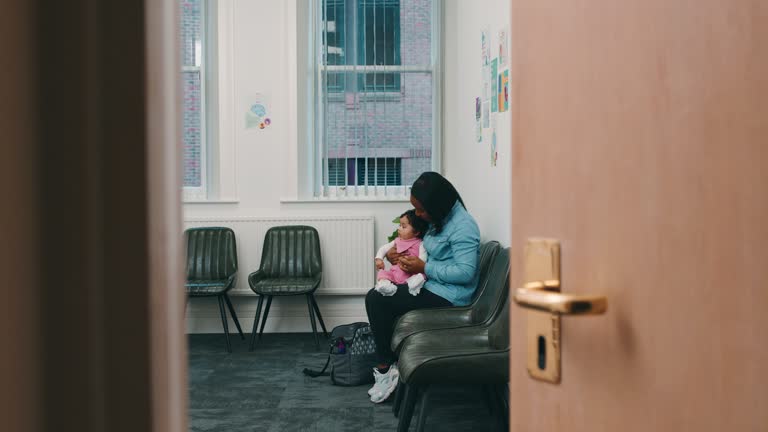 پل سلامت از ارومیه به همسایگان: نقشه راه سئو دوزبانه و ساخت پورتال بیمار برای برندینگ دیجیتال کلینیکهای تخصصی - مادر و فرزند در اتاق انتظار کلینیک