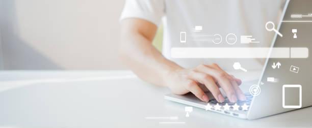 فردی در حال استفاده از لپتاپ برای سئو بینالمللی و پیدا کردن مشتریان، مرتبط با طراحی وبسایت و سیستم مدیریت ارتباط با مشتری در صادرات گیاهان دارویی ایلام