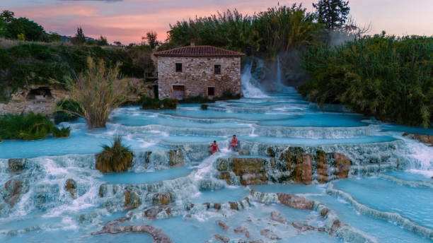 چشمههای آبگرم طبیعی - پل سلامت از شیراز به خلیج فارس: راهنمای جامع سئو دوزبانه و بهینهسازی تجربه کاربری برای جذب توریست درمانی