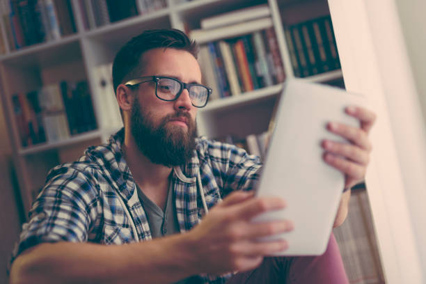 زنی در حال گشت و گذار آنلاین، نمادی از تجربه کاربری در وبسایت فروشگاهی و برندسازی آرایشی - آموزش دیجیتال مارکتینگ پینو سایت