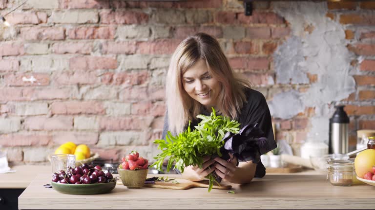 بلاگر غذایی موفق در حال آمادهسازی محتوا برای وبسایت فروشگاهی خود