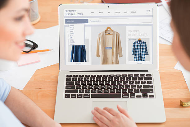 یک دختر در حال استفاده از لپتاپ برای طراحی وبسایت و استفاده از نرم افزار کانفیگوریتور آنلاین برای سئو B2B کارخانجات تجهیزات برقی اراک