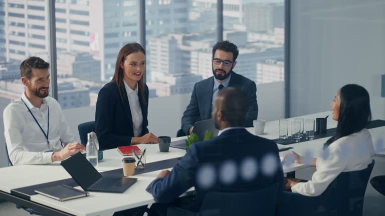 تیم وکلا در حال جلسه برای استراتژی مدیریت هوشمند موکلان شرکتی و سئو B2B با استفاده از CRM