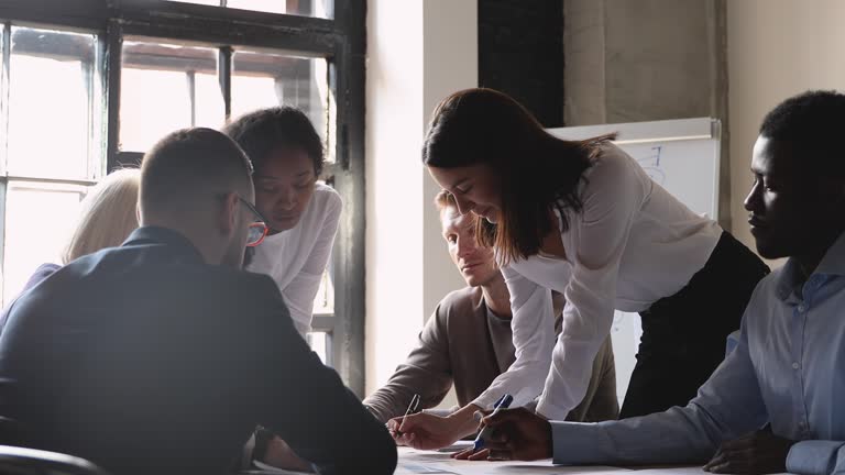 جلسه تیم بازاریابی دیجیتال برای تدوین استراتژی برندینگ جواهرات