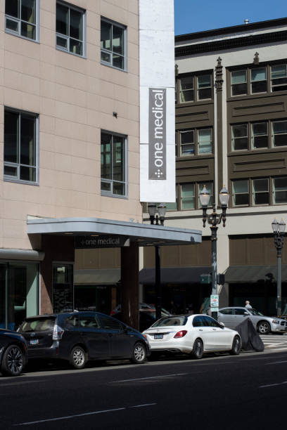 پل سلامت از ارومیه به همسایگان: نقشه راه سئو دوزبانه و ساخت پورتال بیمار برای برندینگ دیجیتال کلینیکهای تخصصی - نمای بیرونی یک کلینیک پزشکی مدرن