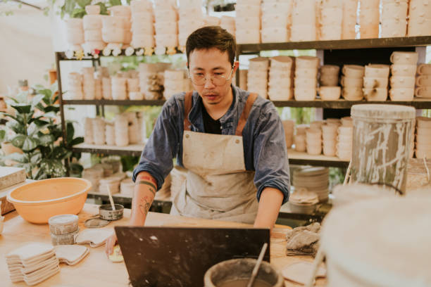 هنرمندی در کارگاه خود در حال بهروزرسانی خط تولید محصولات سفالی در فروشگاه آنلاین - طراحی سایت D2C و سئو بینالمللی برای فروش آنلاین چاقوی دستساز