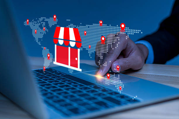 مشتری خرید آنلاین در حال خرید محصول با لپتاپ، تضمین امنیت تجارت خلیج فارس و نقش حیاتی پشتیبانی سایت و امنیت سایبری در موفقیت سئو B2B شرکتهای لجستیک بندرعباس