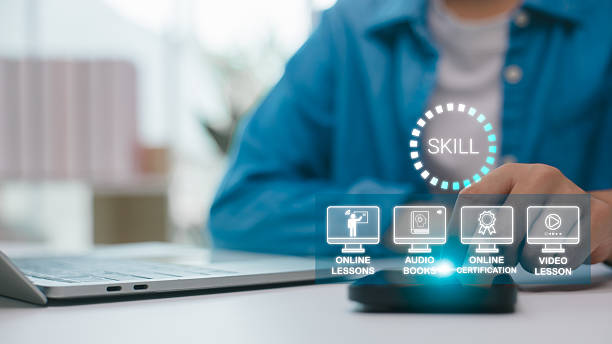 مفهوم توسعه مهارتهای آنلاین با ابزارهای یادگیری دیجیتال. آموزش سئو به تیم داخلی و بهینهسازی تجربه کاربری (UX) برای استقلال دیجیتال تولیدیهای پوشاک در صنعت مد مهاباد.