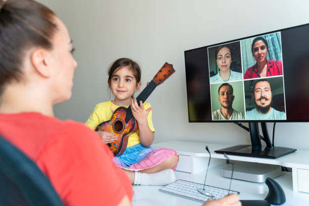 طنین موسیقی کردستان در فضای دیجیتال: دختری کوچک با گیتار اسباببازی و مادر در حال آموزش موسیقی کردی آنلاین