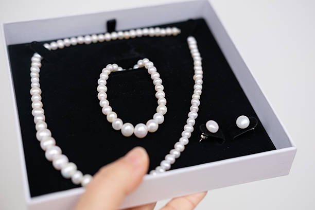ست جواهر مروارید در جعبه هدیه سفید، نمادی از تجربه کاربری لوکس در فروش آنلاین جواهرات