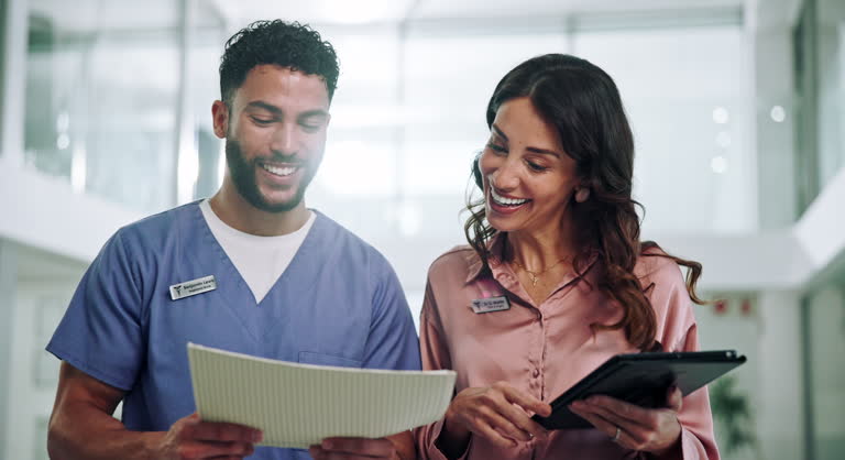 پل دیجیتال سلامت از کرمانشاه به عراق: نقشه راه برندینگ و سئو دوزبانه برای جذب بیمار در کلینیکهای تخصصی ارتوپدی - تیم پزشکی و مدیریت داده