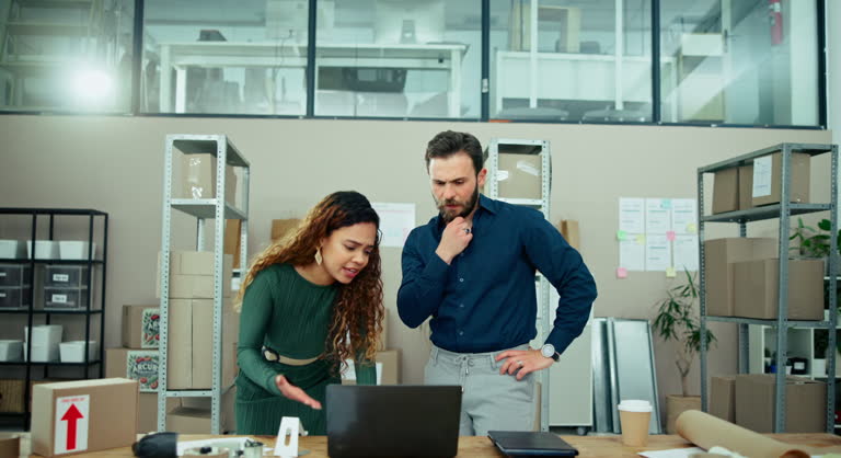 پایان خطاهای تولید در شهرک صنعتی قزوین با ساخت پورتال مدیریت سفارشات و مشاوره سئو B2B برای چاپخانههای بستهبندی - افراد در حال تفکر در مورد لجستیک و توزیع