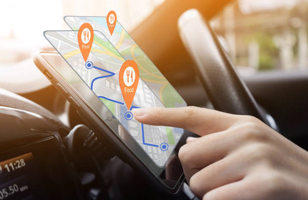 شخصی که از اپلیکیشن ناوبری GPS روی گوشی هوشمند استفاده میکند با پینهای مکان غذا - بازاریابی دیجیتال و سئو برای رستورانها در کیش