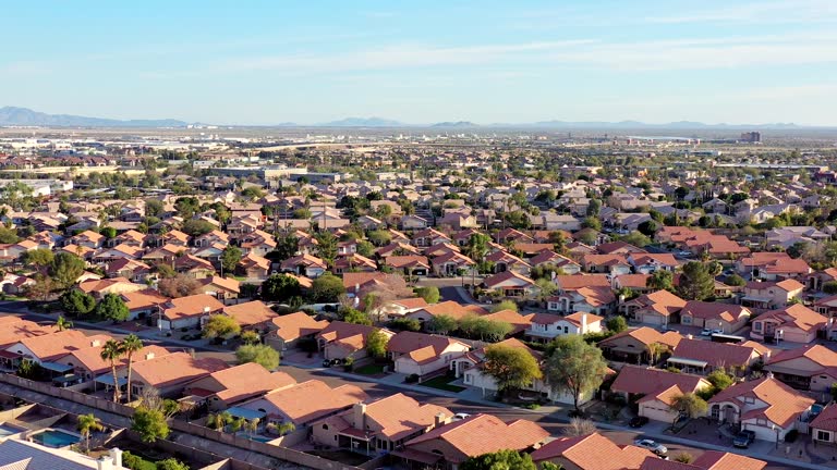 تصویر هوایی از منظره کویری با خانههایی که در آن قرار دارند، نمادی از عکاسی معماری کویر. مرتبط با مقاله روایت معماری کویر در یک قاب: راهنمای برندینگ دیجیتال و طراحی سایت پورتفولیو برای آتلیههای عکاسی معماری در یزد و اهمیت عکاسی معماری کویر و سئو برای آتلیه عکاسی.