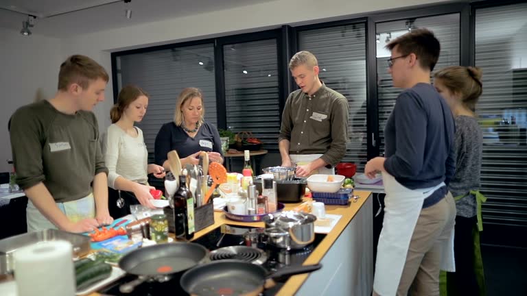 کلاس آموزش آنلاین آشپزی گیلانی با LMS و برندینگ دیجیتال