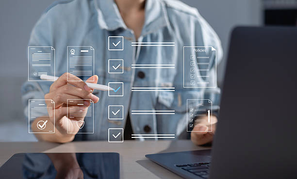 سندهای حقوقی و مفاهیم رعایت قوانین، نشاندهنده بررسی اسناد دیجیتال توسط یک شخص تجاری، مرتبط با خدمات حقوقی آنلاین و وبسایت فروشگاهی وکلا در سال 2025