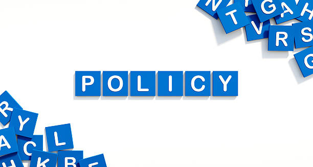 سندی که روی آن کلمه 'خط مشی' نوشته شده است، نمادی از قوانین و شفافیت در اعتمادسازی آنلاین و بازاریابی دیجیتال اسناد رسمی