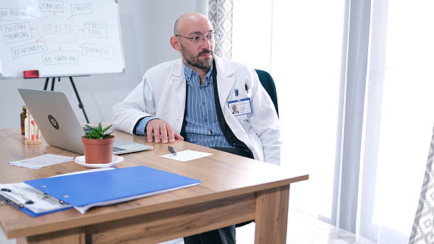 معماری اعتماد در پایتخت زیبایی ایران: استراتژی جامع برندینگ دیجیتال و تولید محتوای سئو برای کلینیکهای پوست و مو در شیراز - پرتره پزشک متخصص