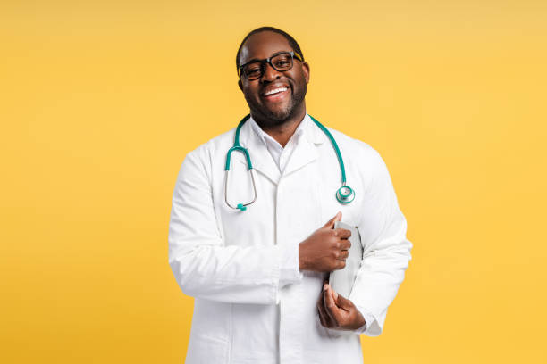 متخصص پوست و مو در حال مشاوره آنلاین برای اعتمادسازی در کلینیک زیبایی شیراز