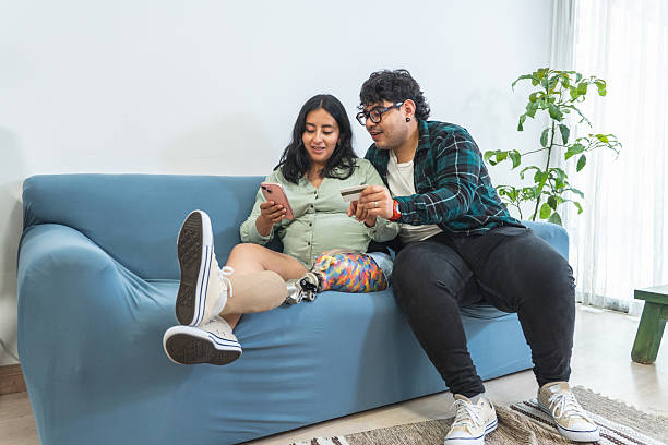 خانواده در حال خرید آنلاین مبلمان با استفاده از سئو تصویری