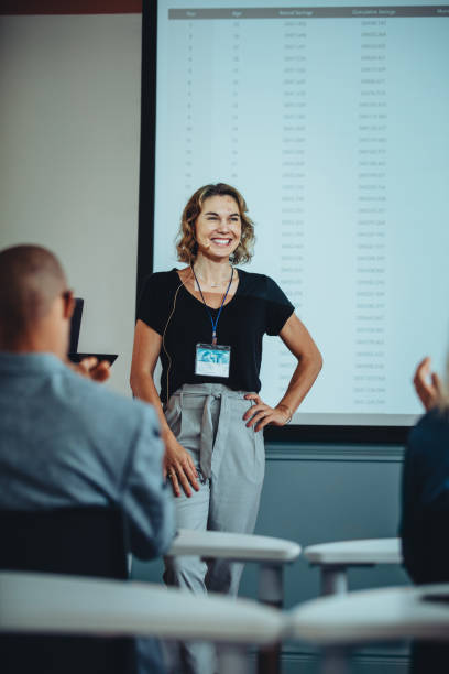 سخنران در حال دریافت تشویق در کنفرانس، نمادی از موفقیت در استراتژی بازاریابی دیجیتال B2B و سئو صنعتی