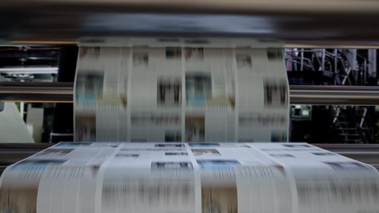 دستگاه چاپ مدرن و پیشرفته در چاپخانهای در قم برای تضمین چاپ بدون وقفه و با کیفیت، با پشتیبانی وبسایت و پورتال مشتری پینو سایت