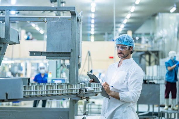 کارشناس کنترل کیفیت در کارخانه مواد غذایی، نمادی از تعهد به شفافیت زنجیره تامین و کیفیت محصول برای برندینگ دیجیتال
