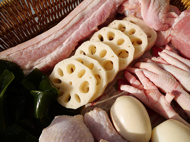 مواد اولیه تازه و با کیفیت برای طبخ غذاهای سنتی شیراز در سبد حصیری - اهمیت محتوای بصری و UX در وبسایت رستوران سنتی