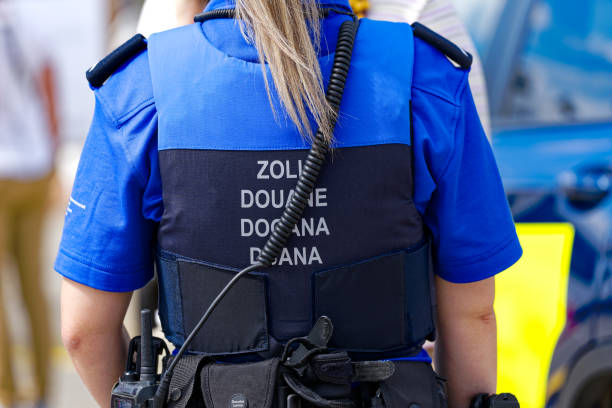 معماری اعتماد در گمرک آبادان: افسر گمرک در حال بررسی - استراتژی برندینگ دیجیتال و بهینهسازی تجربه کاربری (UX) برای موفقیت آنلاین کارگزاران گمرکی