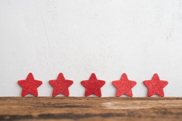 تصویری از پنج ستاره درخشان، نمادی از رتبه بالا و کیفیت در سئو رستورانها و طراحی وبسایت.