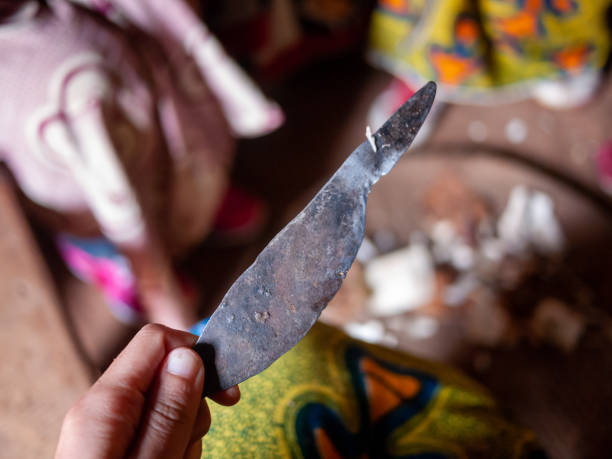 چاقوی دستساز زنجان - برندینگ جهانی D2C - سئو تصویری - تصویری از یک چاقوی دستساز سنتی با تیغه درخشان و دسته چوبی که روی یک سطح روستایی قرار گرفته است.