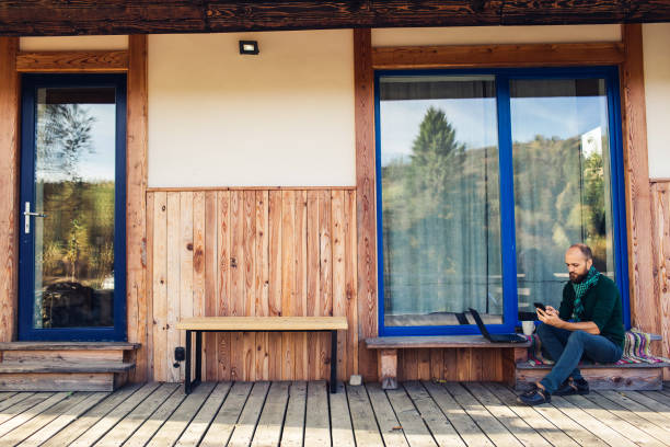 طراحی وبسایت اقامتگاه بومگردی اصفهان، بهینهسازی تجربه کاربری، جذب توریست خارجی، هوش مصنوعی در گردشگری