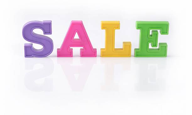 کلمه 'فروش' با حروف رنگی در زمینه سفید، نمادی از معاملات و فعالیتهای تجاری در صرافیهای آنلاین بندرعباس