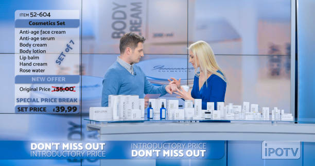 فروشنده و فروشندهای که محصولات آرایشی و گلاب را بازاریابی میکنند، نشاندهنده برندینگ دیجیتال گلاب