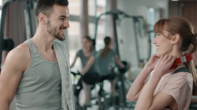 مردی در حال سلام دادن و معرفی - استراتژی بازاریابی دیجیتال، جذب مشتری باشگاه بدنسازی، طراحی وبسایت