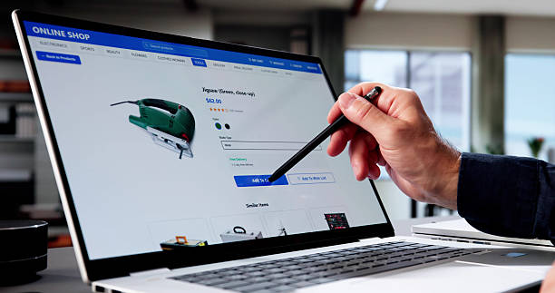 از طراحی تا تولید با یک کلیک: تحول در برندینگ دیجیتال و سئو B2B کارخانجات کاشی یزد با ساخت کانفیگوریتور آنلاین محصول - وبسایت فروشگاهی - تصویر یک مدیر در حال بررسی وبسایت فروشگاهی واکنشگرا