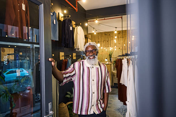 صاحب کسبوکار در حال بازگشایی فروشگاه، نمادی از توسعه کسبوکار و نیاز به پشتیبانی سایت B2B برای وبسایت فروشگاهی و تداوم سفارشات جهانی