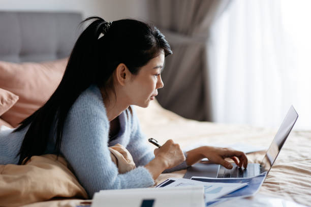 خانمی در حال کار با لپتاپ برای مدیریت وبسایت فروشگاهی و بهینه سازی تجربه کاربری