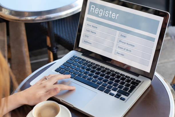 یک فرد در حال ثبت نام با فرم آنلاین، نمادی از سهولت نوبتدهی آنلاین و یکپارچهسازی وبسایت با نرم افزار مدیریت بیمار برای کلینیکهای دندانپزشکی در اهواز