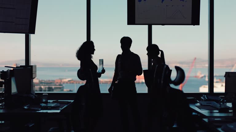 گروهی از افراد تجاری در حال دست دادن، نشاندهنده روابط تجاری بینالمللی و اهمیت سیستم مدیریت ارتباط با مشتری در صادرات گیاهان دارویی