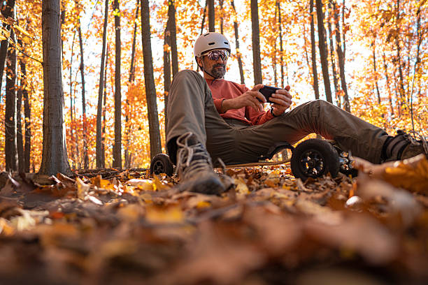 فردی در حال استفاده از گوشی هوشمند در طبیعت که نشان دهنده دسترسی آسان به خدمات میزبانی هوشمند در جزیره عجایب و بهینهسازی تجربه کاربری (UX) با هوش مصنوعی برای اقامتگاههای بومگردی قشم است.