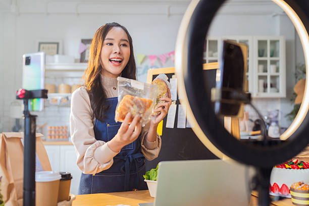 صاحب کسب و کار مواد غذایی در حال تبلیغ محصول خود به صورت آنلاین برای فروش مستقیم به مشتریان جهانی با طراحی سایت D2C