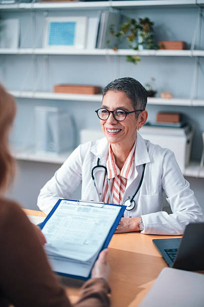 پزشک و بیمار در کلینیک زیبایی شیراز، اهمیت ارتباط از طریق وبسایت