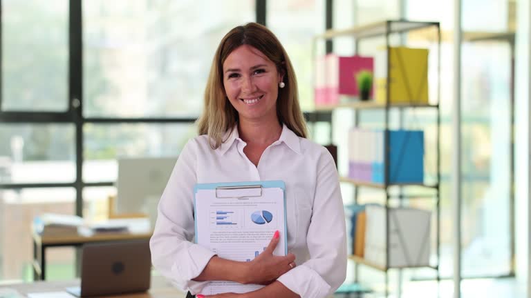 بانوی موفق در حال بررسی اسناد: موفقیت در بازاریابی دیجیتال وکالت و استراتژی محتوای حقوقی در سال ۱۴۰۵